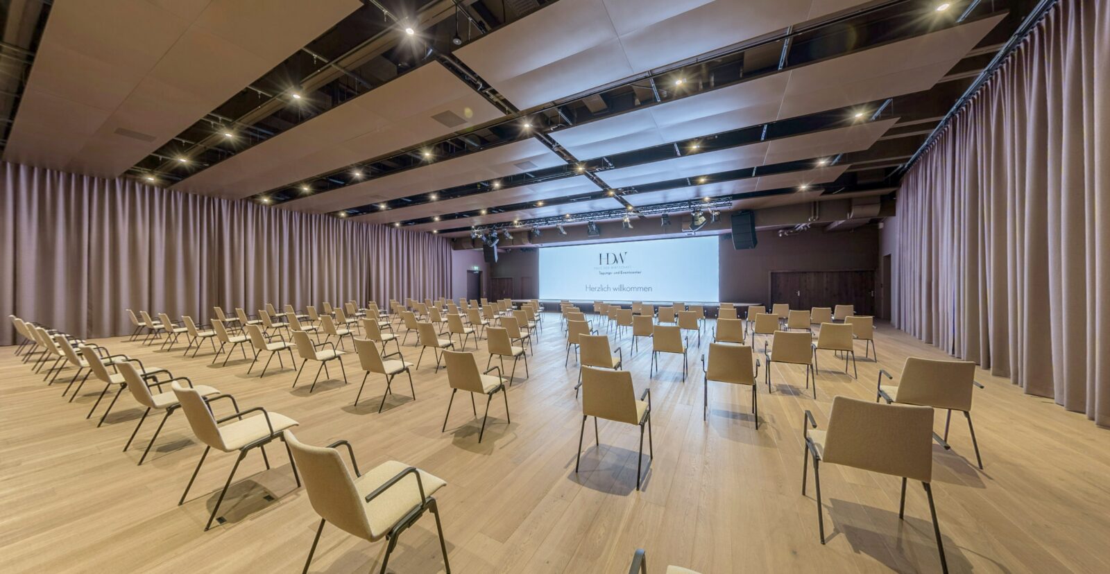 Auditorium in Konzertbestuhlung mit LED Wand
