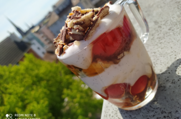 Veganes Kirsch-Kokos Trifle